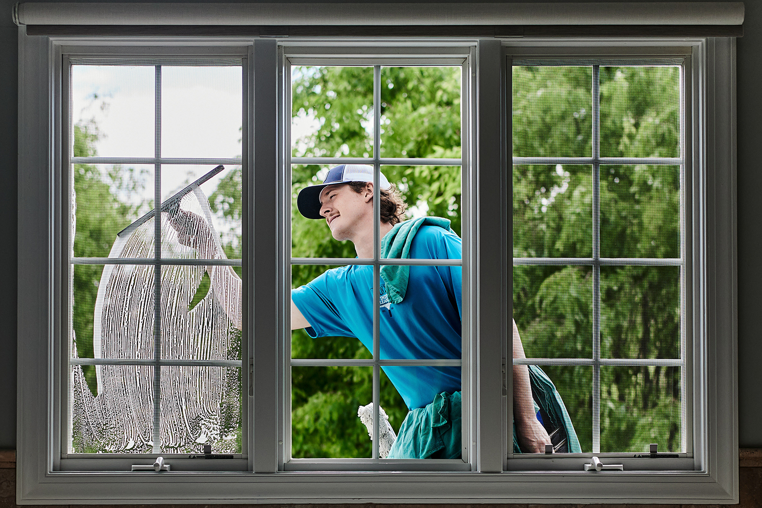 Home window cleaning in hard-to-reach places